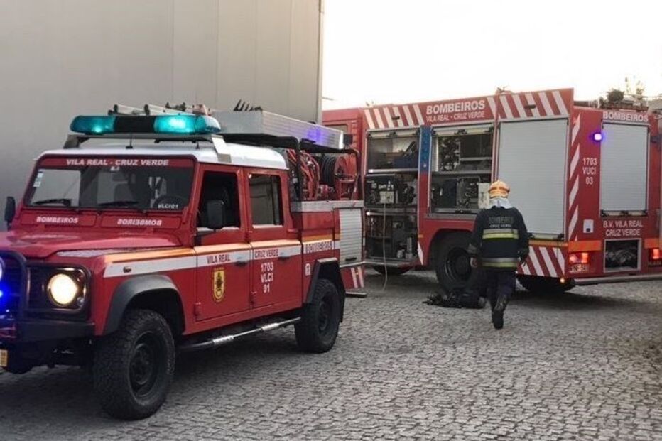 Incêndio deflagra em armazém da Citroën na zona industrial de Vila Real