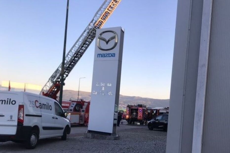 Incêndio deflagra em armazém da Citroën na zona industrial de Vila Real