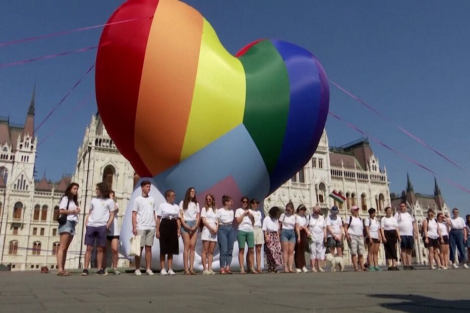 Ativistas manifestam-se à porta do parlamento húngaro contra a lei anti-LGBTI