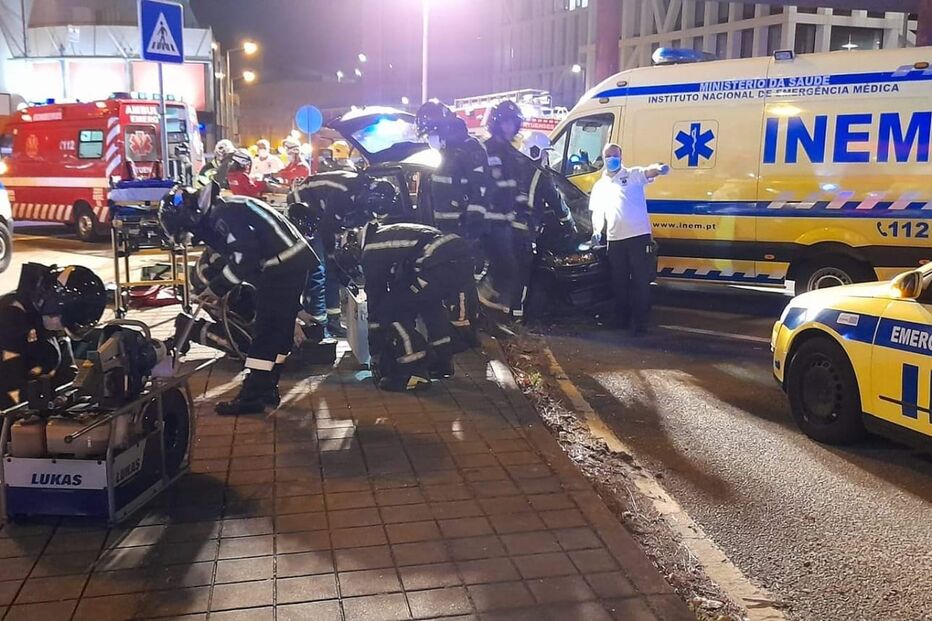 Seis feridos em colisão entre carro e ambulância do INEM em Matosinhos