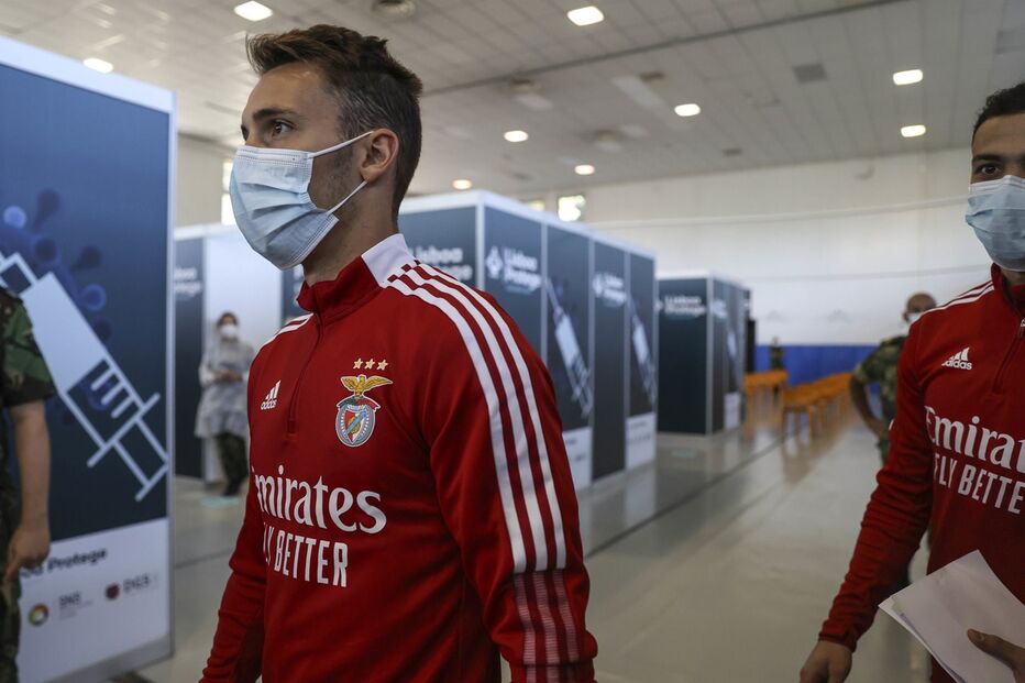 Plantel do Benfica e Jorge Jesus vacinados contra a Covid-19