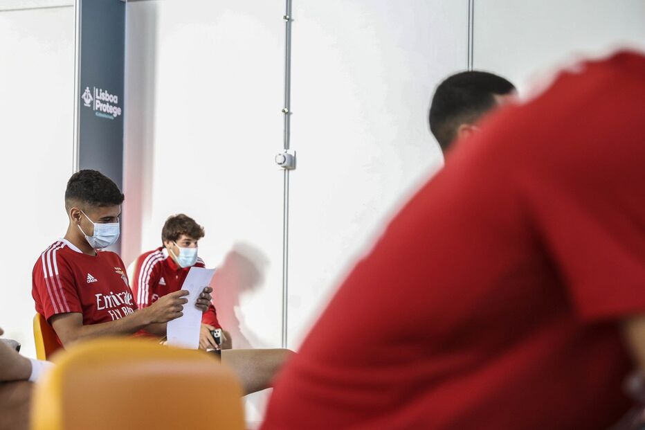 Plantel do Benfica e Jorge Jesus vacinados contra a Covid-19