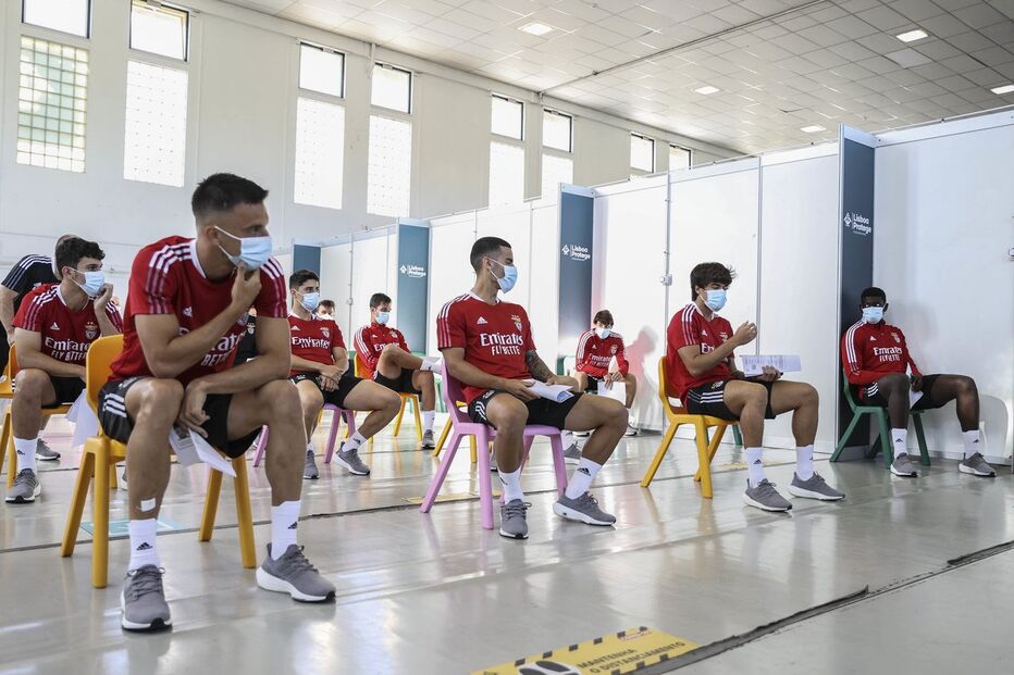 Plantel do Benfica e Jorge Jesus vacinados contra a Covid-19