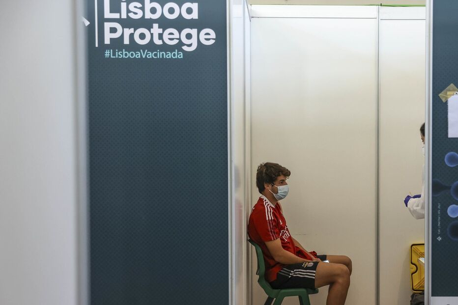 Plantel do Benfica e Jorge Jesus vacinados contra a Covid-19