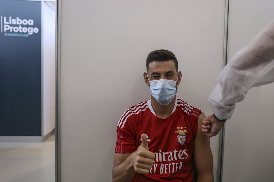 Plantel do Benfica e Jorge Jesus vacinados contra a Covid-19