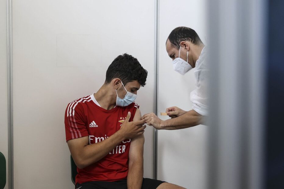 Plantel do Benfica e Jorge Jesus vacinados contra a Covid-19
