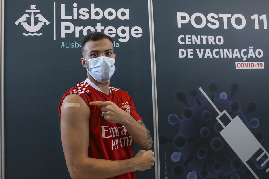 Plantel do Benfica e Jorge Jesus vacinados contra a Covid-19