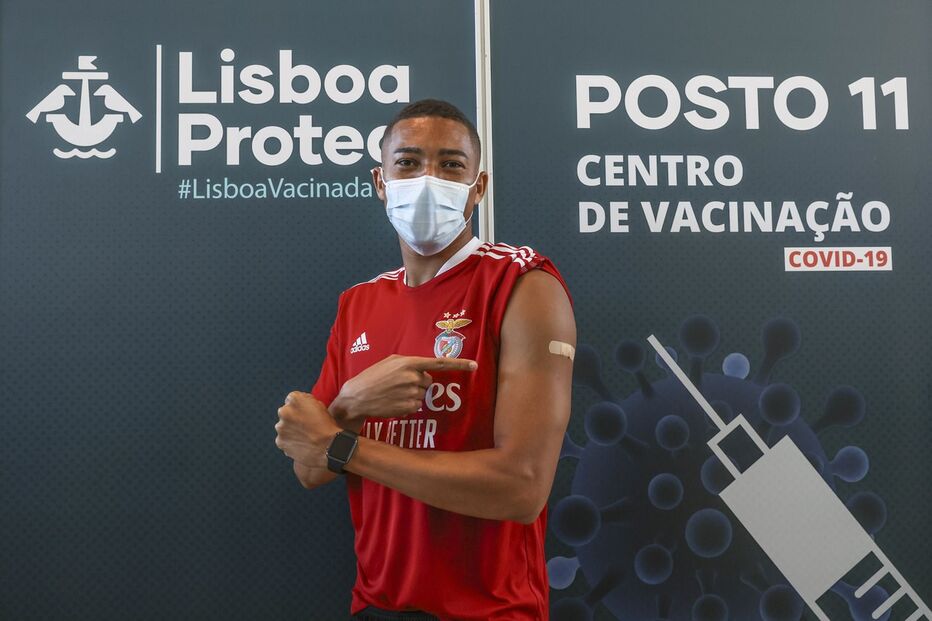 Plantel do Benfica e Jorge Jesus vacinados contra a Covid-19