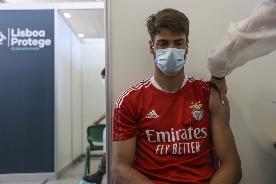 Plantel do Benfica e Jorge Jesus vacinados contra a Covid-19