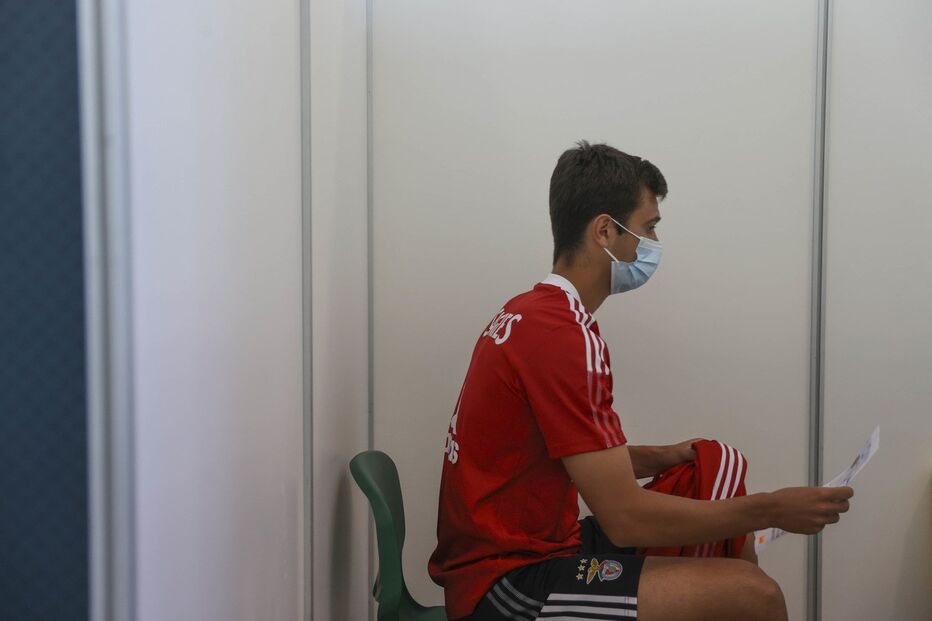 Plantel do Benfica e Jorge Jesus vacinados contra a Covid-19