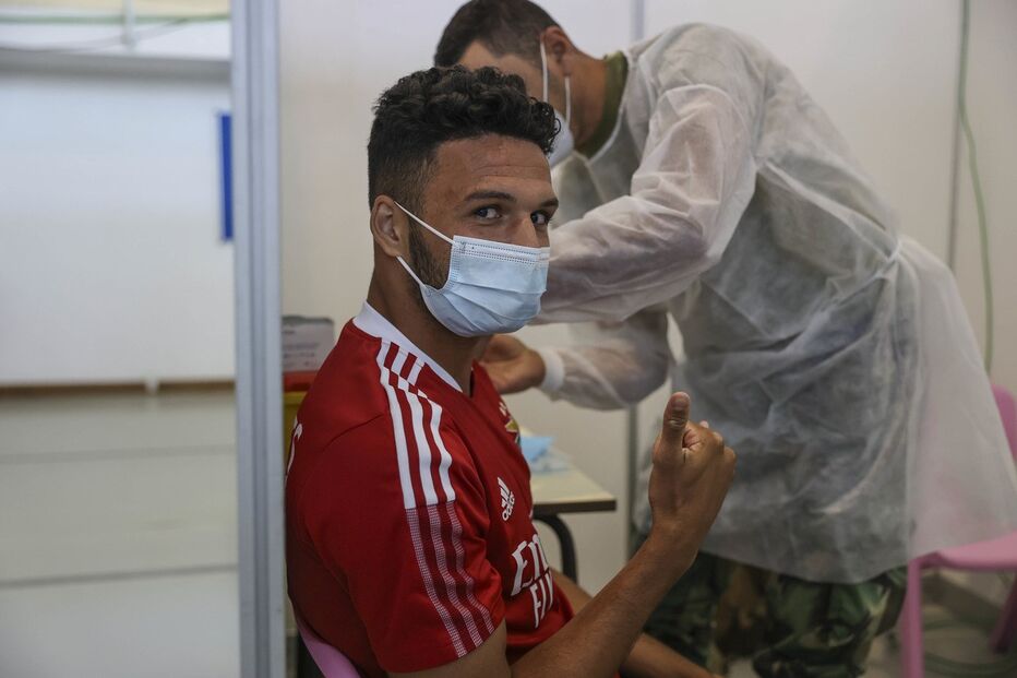 Plantel do Benfica e Jorge Jesus vacinados contra a Covid-19