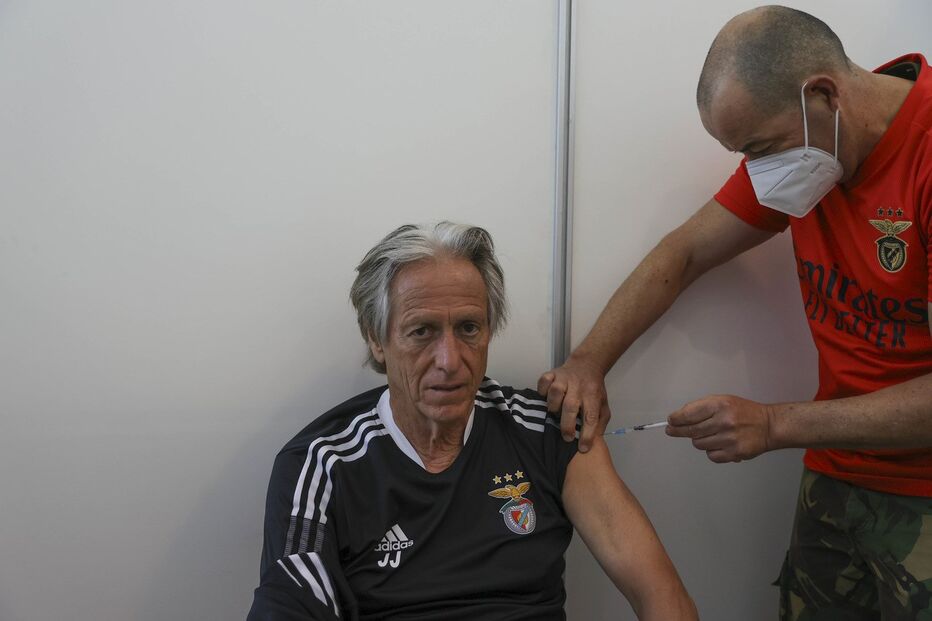 Plantel do Benfica e Jorge Jesus vacinados contra a Covid-19