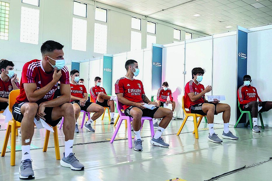 Jogadores aguardaram pela sua vez, para serem vacinados, com a devida distância de segurança. 