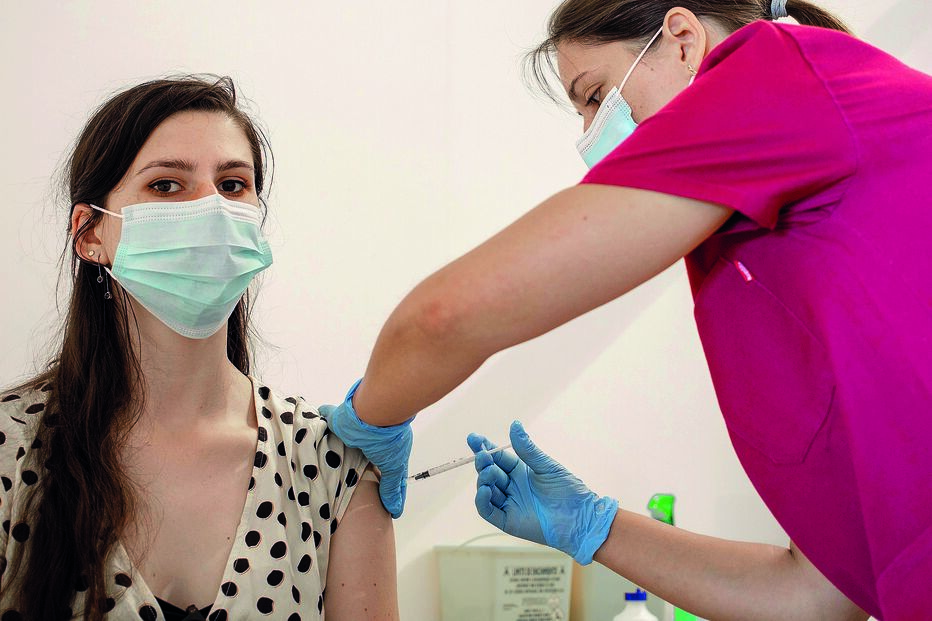 Portugal  recebe mais 1,8 milhões de vacinas este mês para poder manter ritmo elevado de imunização contra o SARS-CoV-2   