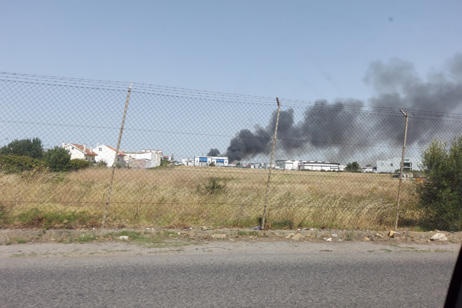 Um meio aéreo e 40 bombeiros combatem incêndio em empresa em Cascais