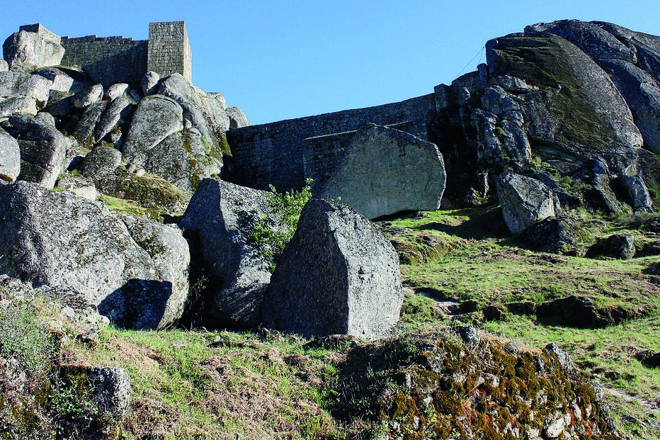 O castelo de Monsanto e toda a zona natural envolvente encantou a produção da série