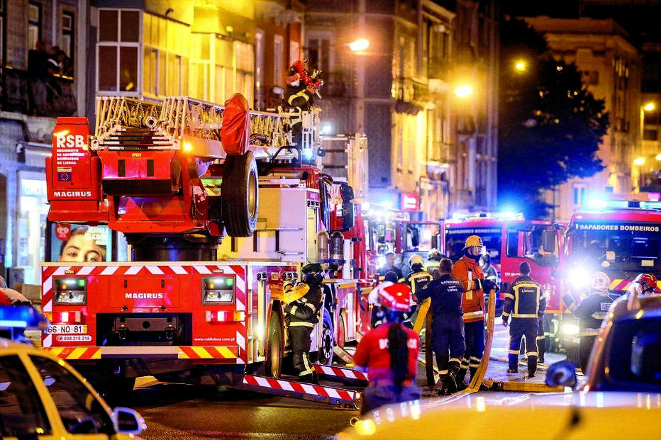 Pelo menos 80 bombeiros de várias corporações chegaram a estar no combate ao fogo