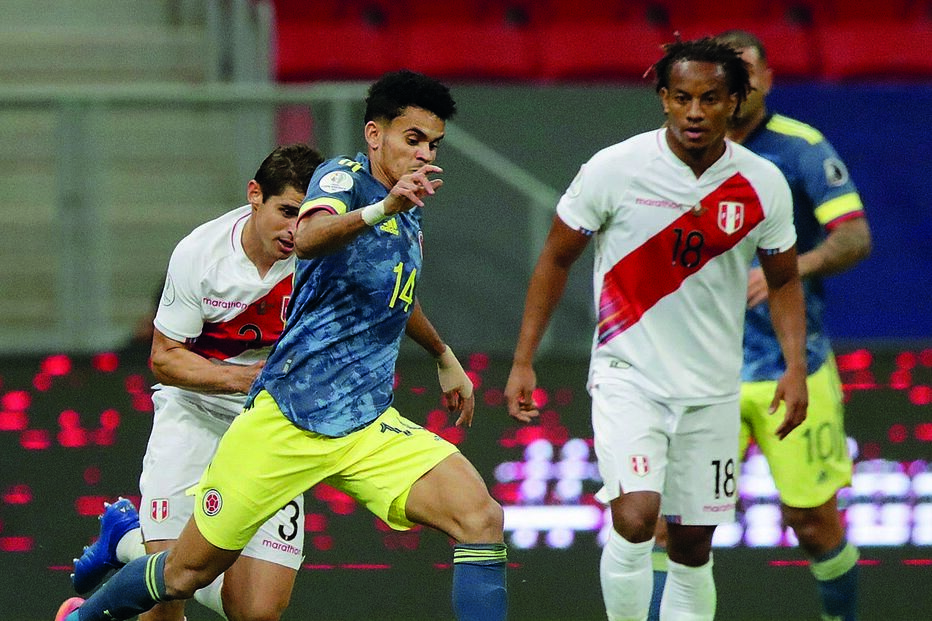 Luis Díaz em ação no jogo com o Peru, com Carrillo na imagem  