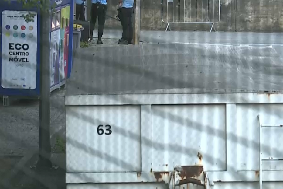 Cadáver de homem encontrado dentro de ecoponto no Porto