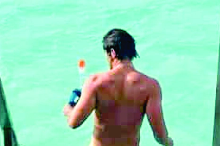 Lourenço Ortigão e Kelly Bailey partilharam fotografias em que surgem completamente despidos. Fãs elogiaram o casal 