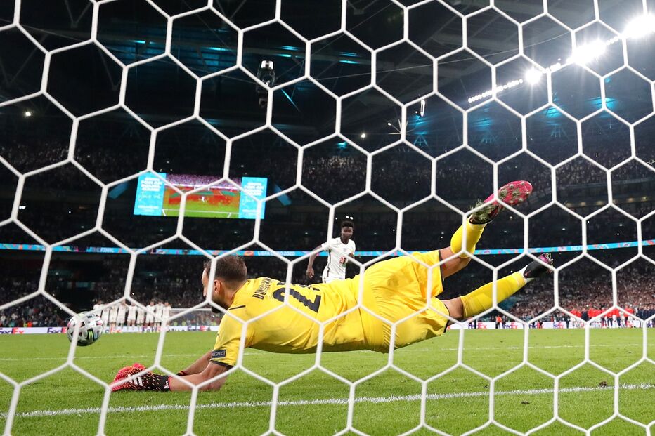 Donnarumma defende penálti e Itália sagra-se campeã europeia