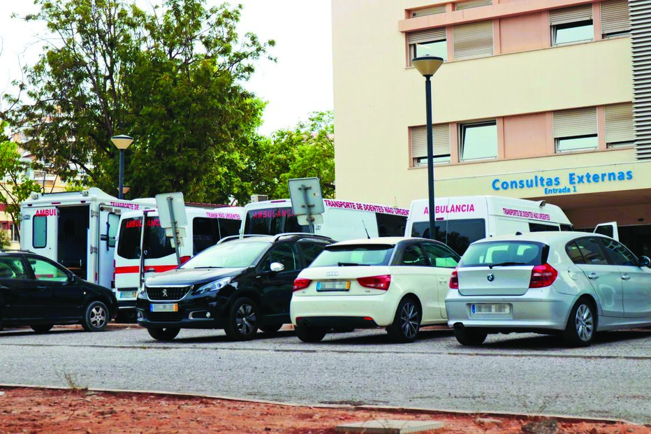 Viaturas de socorro que transportaram doentes com sintomas de Covid-19 ficaram retidas no hospital de Faro  