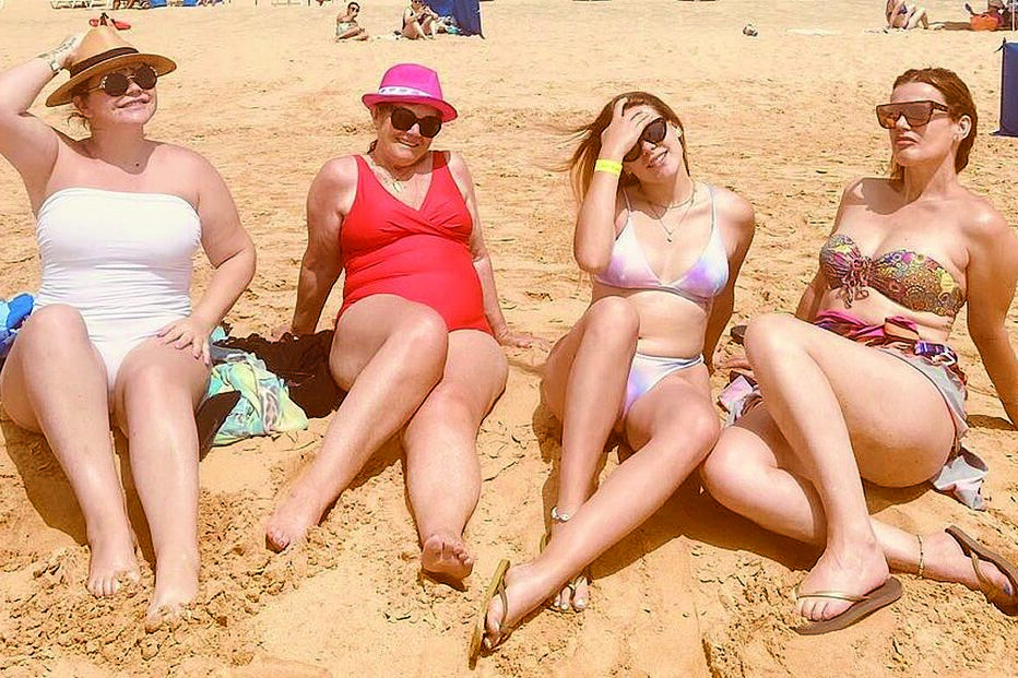 Dolores com as filhas, Elma  e Katia, e a neta, Eleonor, na praia