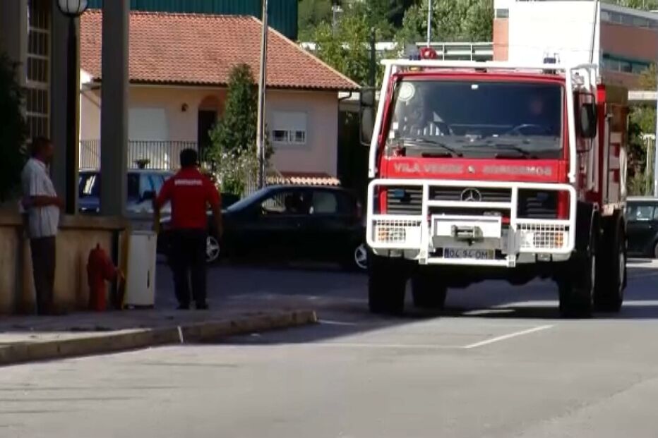 Bombeiros de Vila Verde demoraram meia hora a socorrer mulher num carro em chamas porque estavam a cantar parabéns a colega