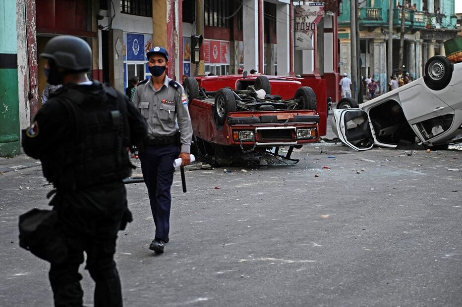Manifestantes viraram carros 