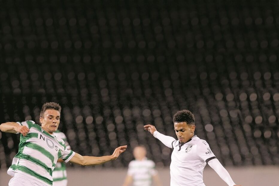 Edwards enfrenta Palhinha, no decorrer de um  jogo com o Sporting, na época passada. Pode vir a trocar de camisola