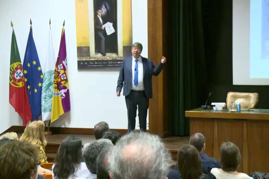 “A ciência é humana e a física não cai do céu”, diz Carlos Fiolhais após última aula na Universidade de Coimbra