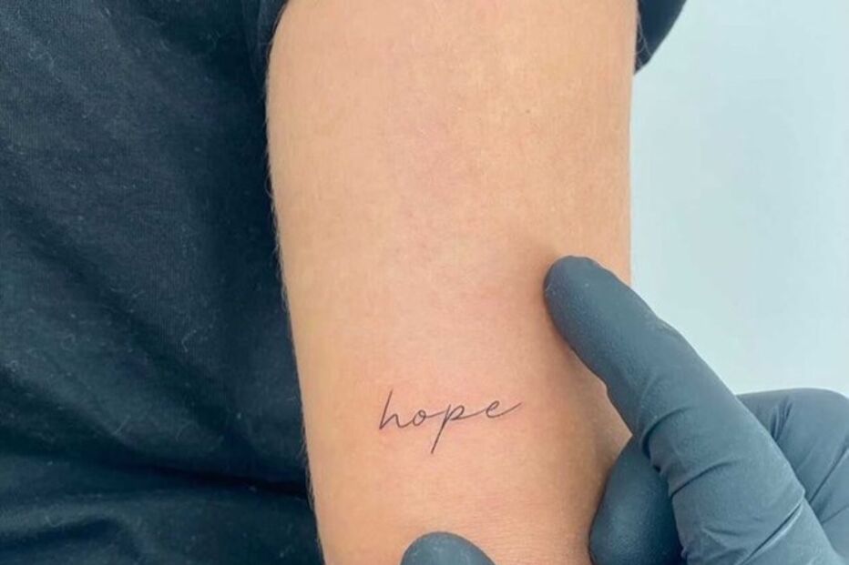 Irmã de Constança Braddell faz tatuagem em homenagem à jovem