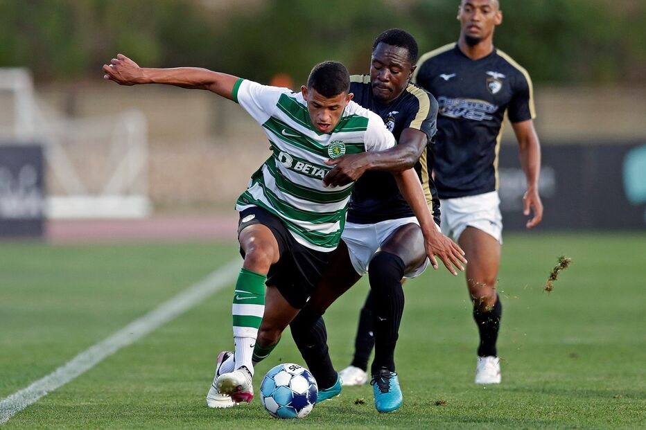 Matheus Nunes tenta escapar à marcação de Imbula, durante o jogo no Parchal, Algarve