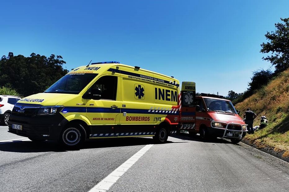 Três feridos em colisão frontal no Arcos de Valdevez