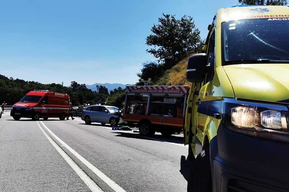Três feridos em colisão frontal no Arcos de Valdevez