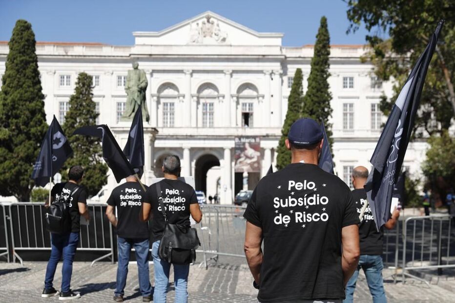 Polícias exigem subsídio de risco em protesto junto ao Conselho de Ministros
