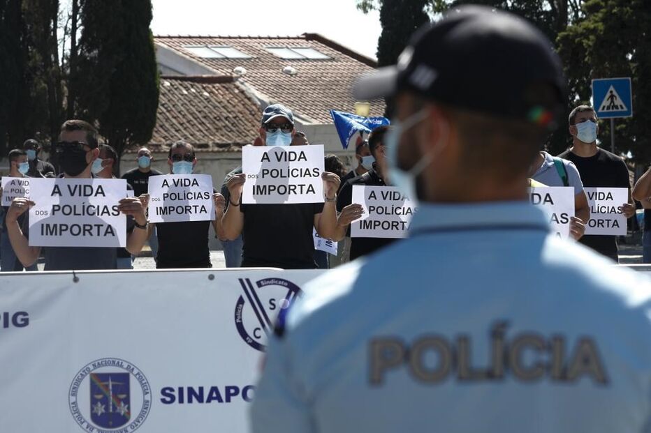 Polícias exigem subsídio de risco em protesto junto ao Conselho de Ministros