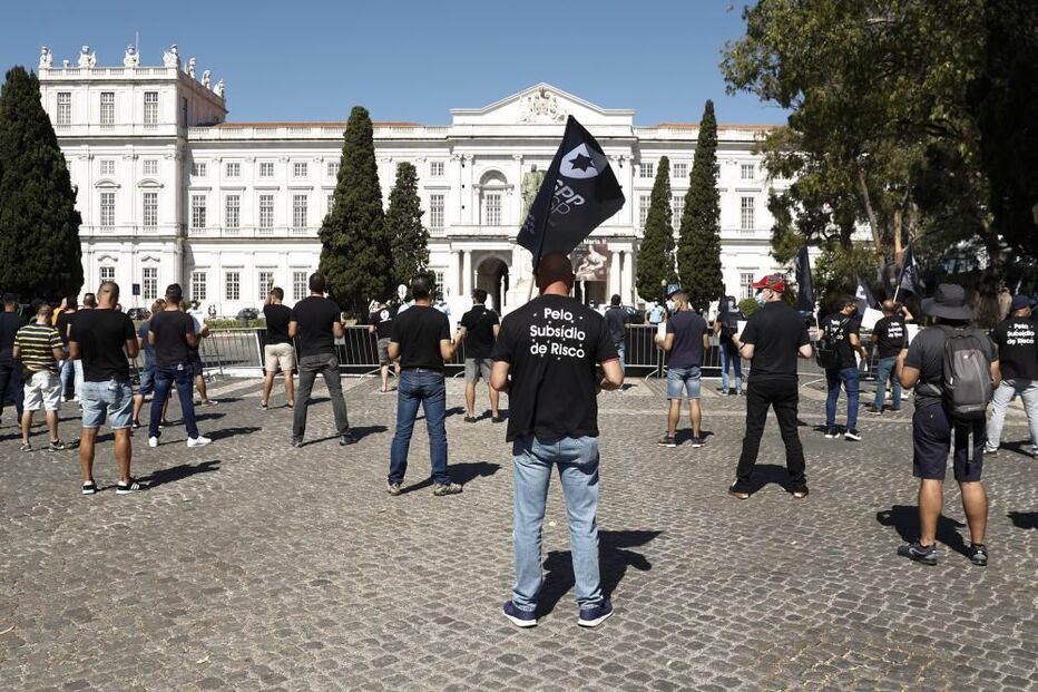 Polícias exigem subsídio de risco em protesto junto ao Conselho de Ministros
