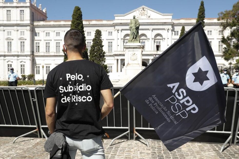 Polícias exigem subsídio de risco em protesto junto ao Conselho de Ministros