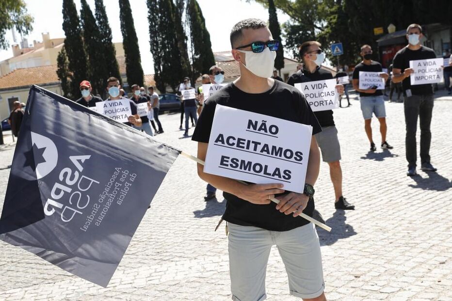 Polícias exigem subsídio de risco em protesto junto ao Conselho de Ministros