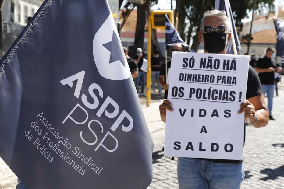 Polícias exigem subsídio de risco em protesto junto ao Conselho de Ministros