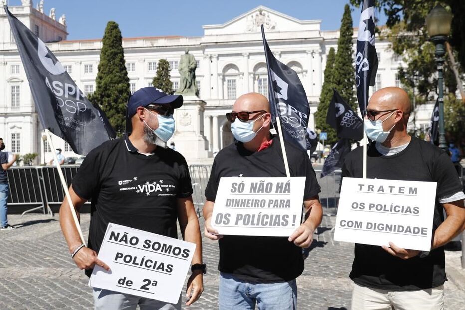 Polícias exigem subsídio de risco em protesto junto ao Conselho de Ministros