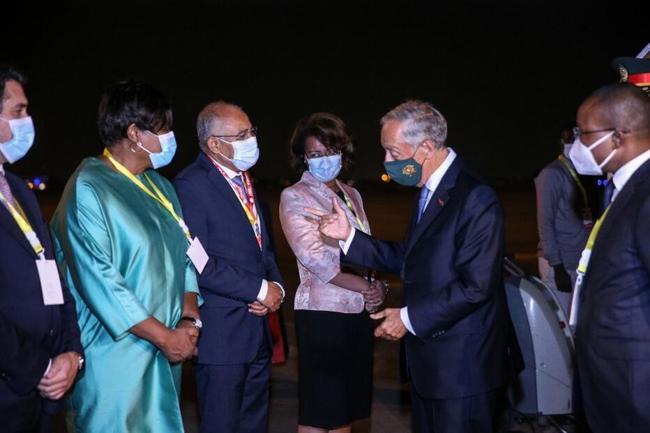 Portugal entrega a Angola primeira remessa de 50 mil vacinas contra a Covid-19