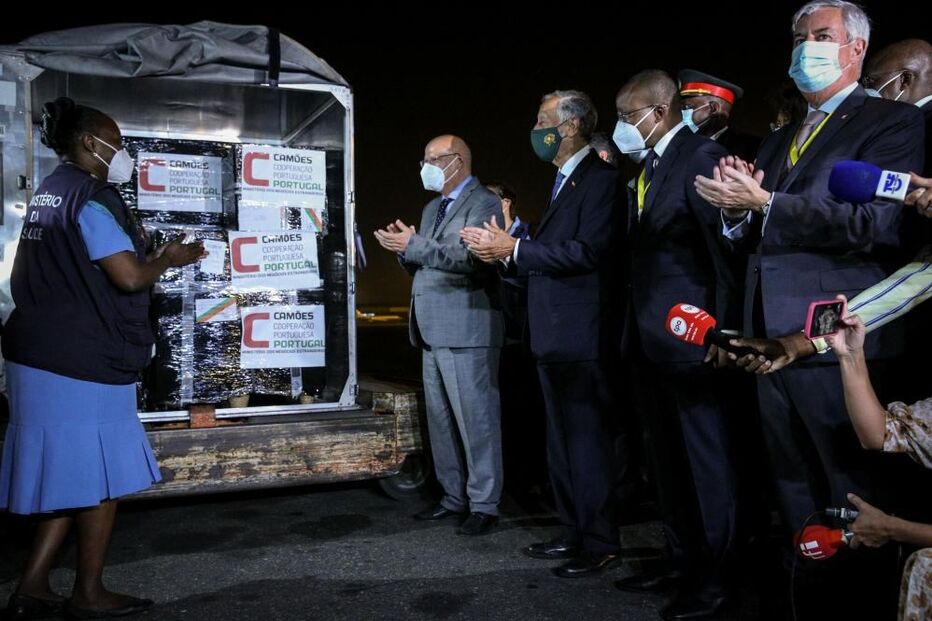 Portugal entrega a Angola primeira remessa de 50 mil vacinas contra a Covid-19
