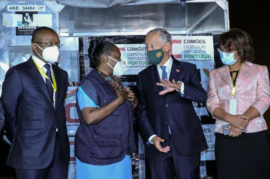 Portugal entrega a Angola primeira remessa de 50 mil vacinas contra a Covid-19