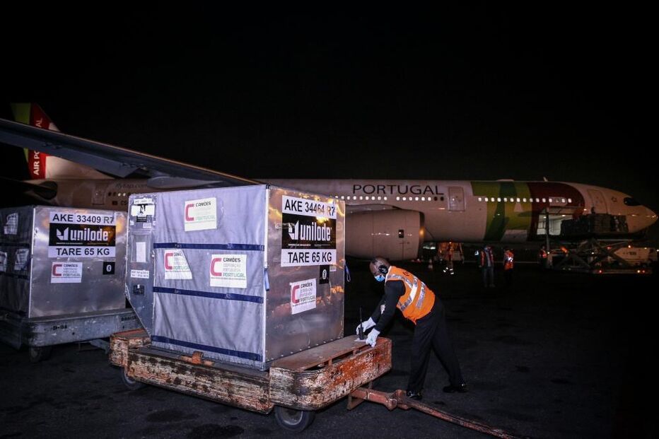 Portugal entrega a Angola primeira remessa de 50 mil vacinas contra a Covid-19