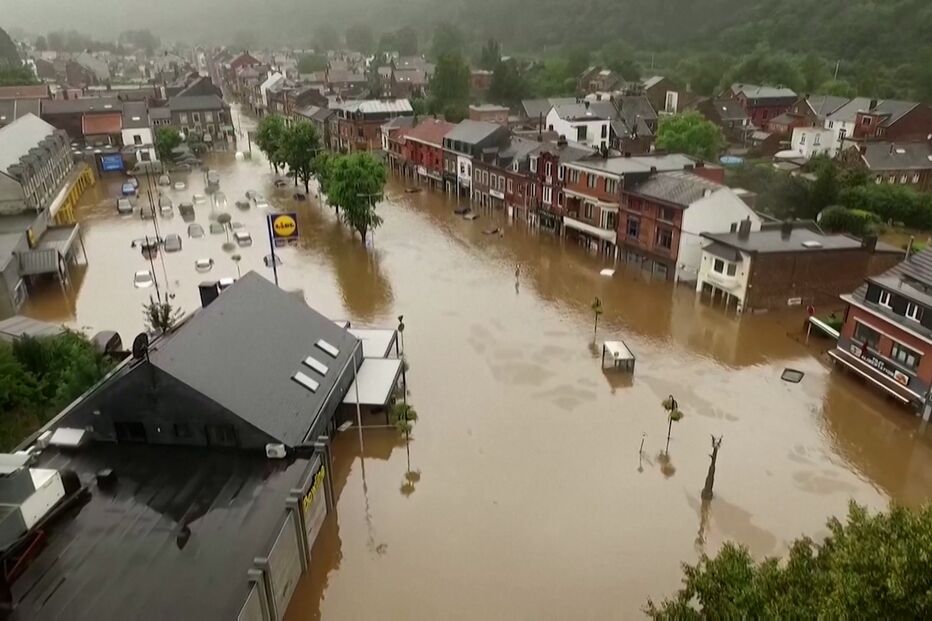 Imagens de drone mostram ruas totalmente alagadas em cidade na Bélgica