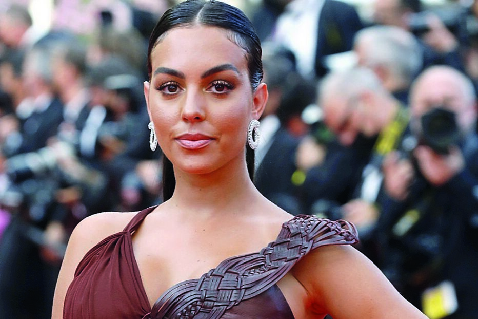 Georgina Rodríguez escolheu para usar na passadeira vermelha um vestido de Jean-Paul Gaultier