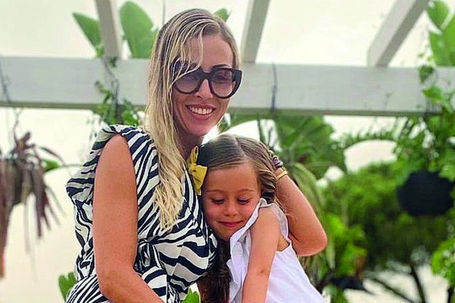 Laura em momento de carinho com Beatriz 