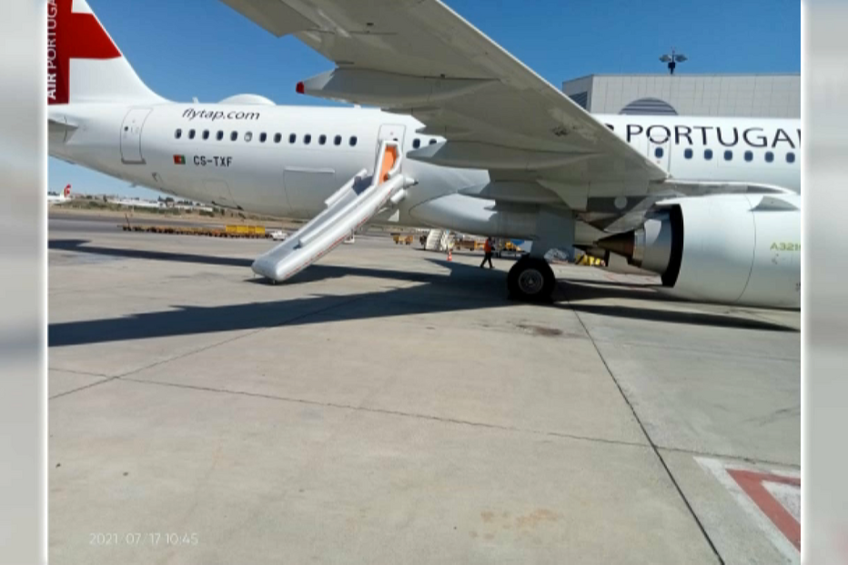 Passageiro abre porta de avião